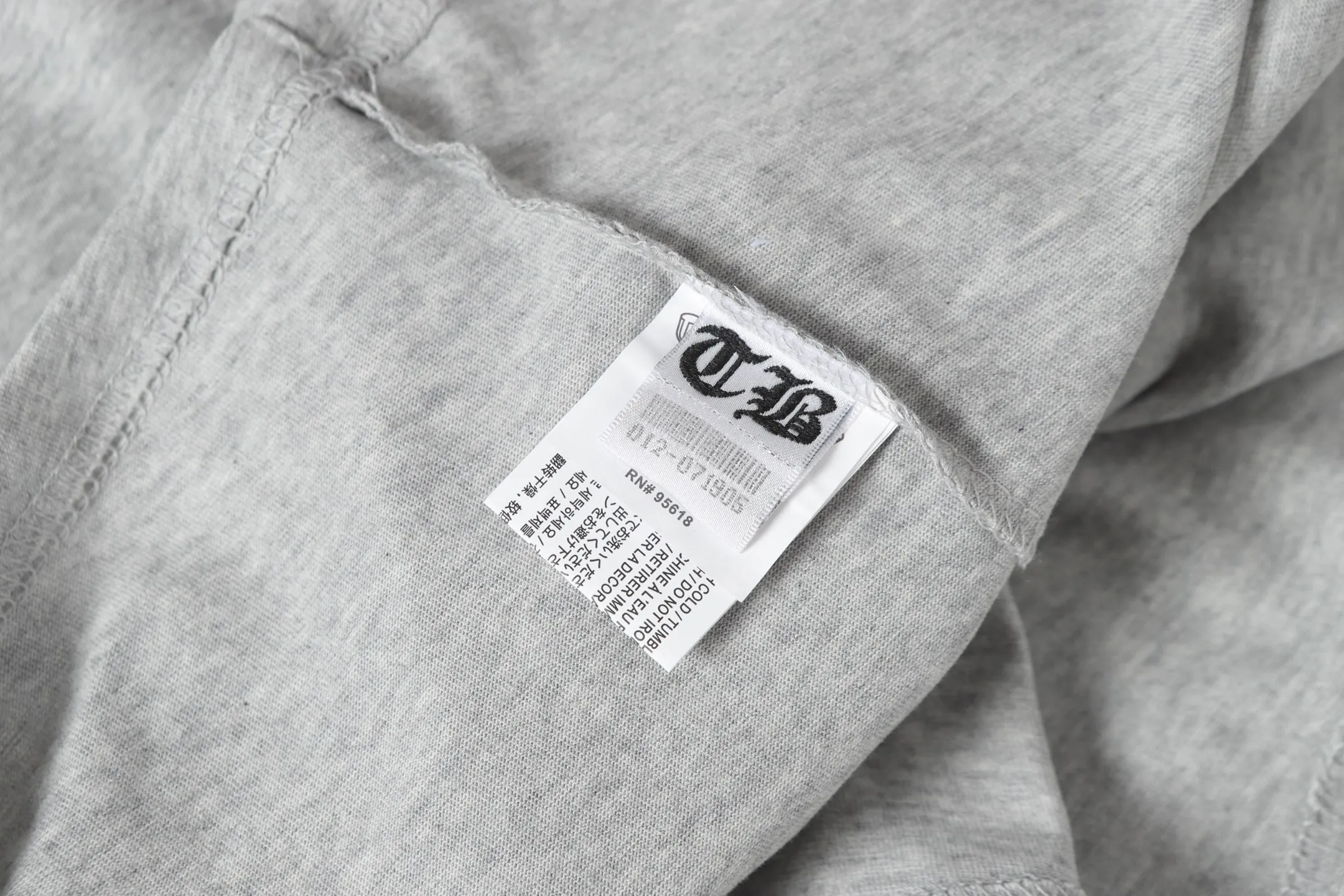 P160 Cross-border model. Those who pursue quality, please do not place an order. -Chrome Hearts/Chrome Hearts Sanskrit printed popular long-sleeved T-shirt -High weight, high density and high quality. The wool is soft, delicate and skin-friendly. It feels soft and silky. It has excellent warmth and skin-friendly properties.